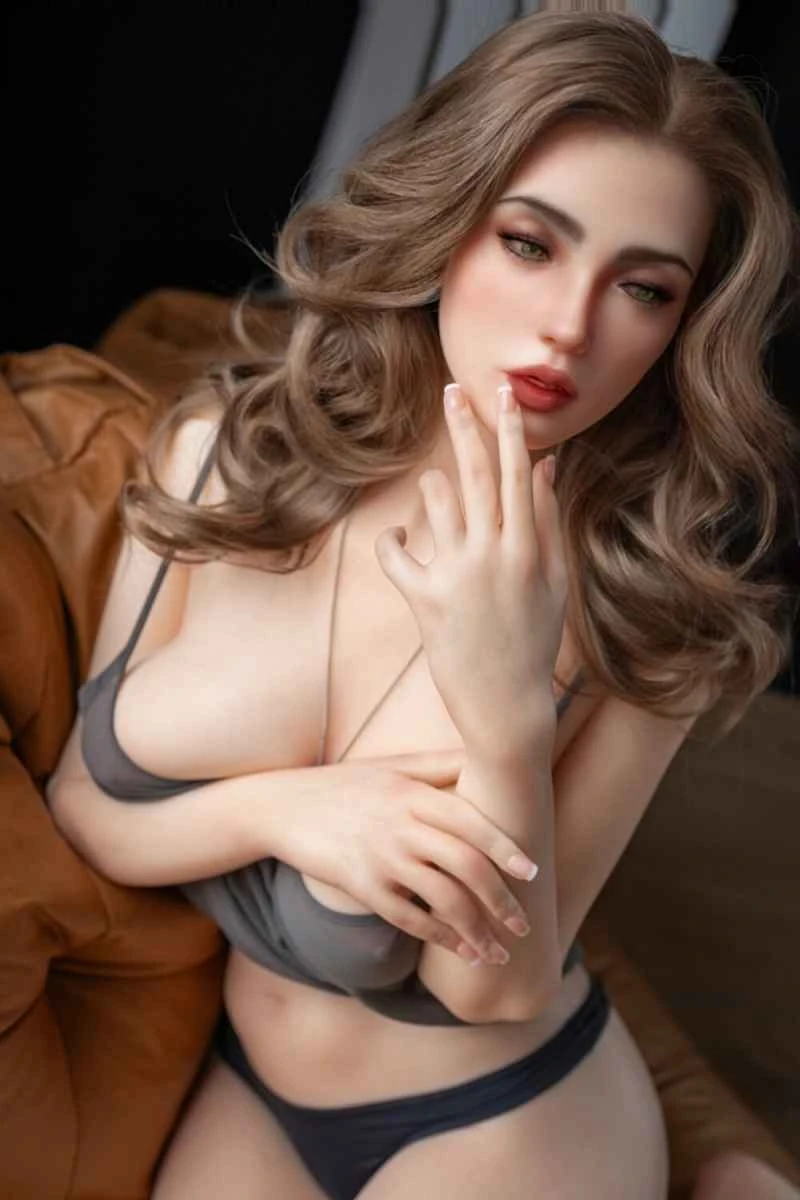 IL Doll Krystal Review: A 161cm/5ft3 F-cup Hyper Realistic Silicone Sex Doll Experience